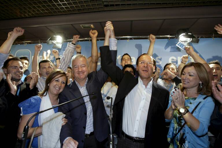 Ramón Luis Valcárcel y Miguel Ángel Cámara, en 2011, exultantes tras el resultado electoral. Foto: JUAN FRANCISCO MORENO (EFE)