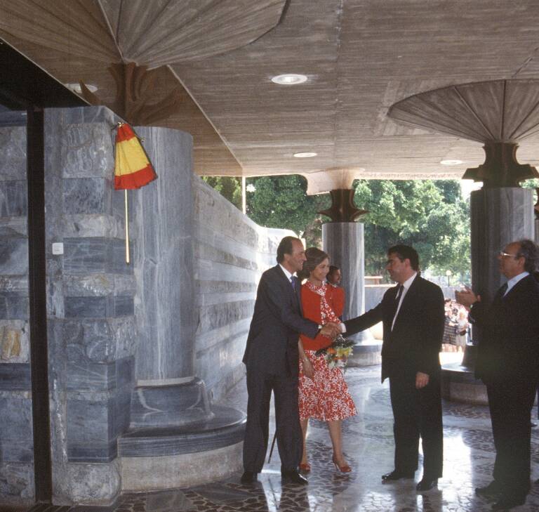 Los Reyes Juan Carlos y Sofía, en 1990, recibidos por el presidente de la Asamblea, Miguel Navarro. Foto: ARCHIVO EFE