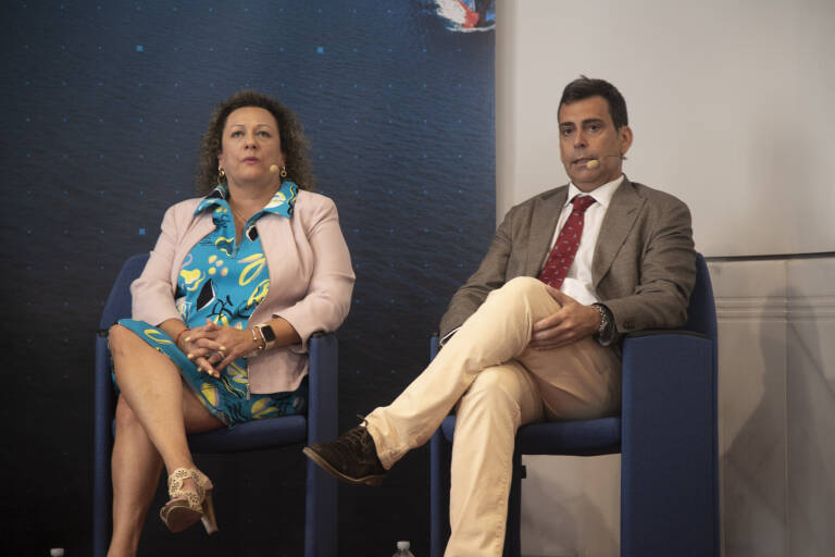 La presidenta de la Autoridad Portuaria, Yolanda Muñoz, y el consejero de Fomento e Infraestructuras, José Ramón Díez de Revenga. Foto: LA ROCA