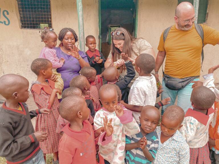 Inés y José entre niños en una de sus aventuras por Kenia.