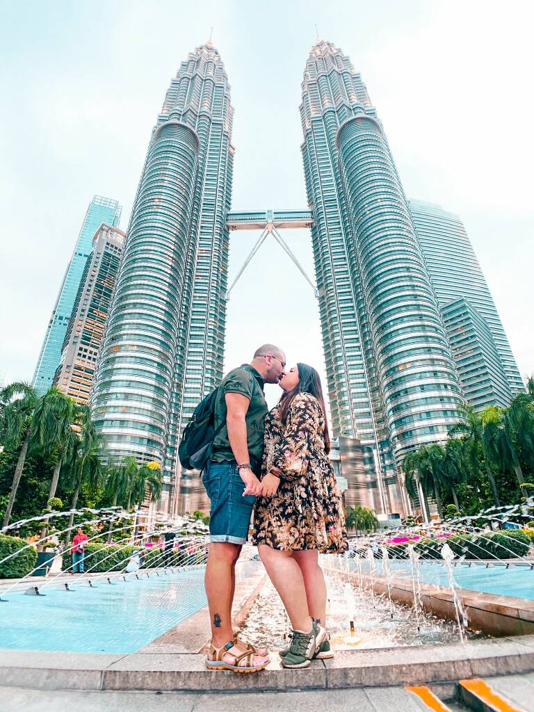 La pareja posa frente a las Torres Petronas. Kuala Lumpur, Malasia