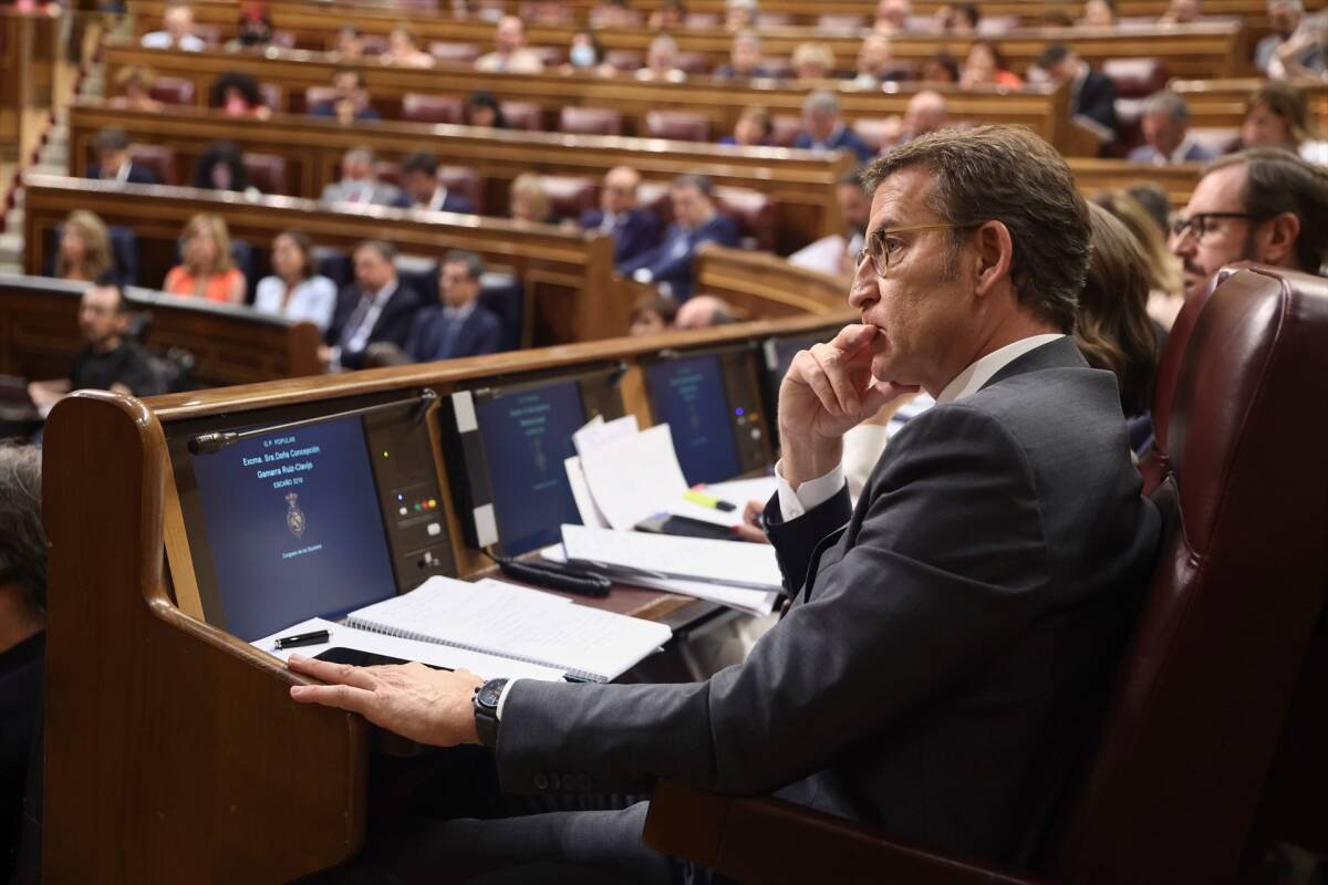 El líder del PP, Alberto Núñez Feijóo, presenció el debate por su condición de senador. Foto: EP/Ernesto Parra