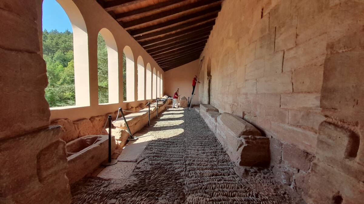 Portaleyo por el que se accede al monasterio de Suso, cuna del castellano, en La Rioja. Foto: Javier Carrasco
