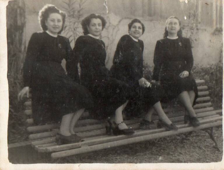 De izquierda a derecha: María Manzanera, Josefa Sánchez, Ana Fernández y Trinidad Martínez ( 1953 ). Foto : CHATO, Fotógrafo S. Cristóbal, 57 - Cartagena. Archivo : A. Santo