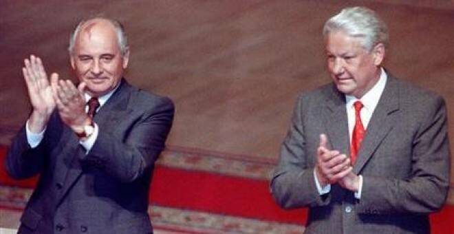 Boris Yeltsin y Mijail Gorbachov (1991). Foto. REUTERS/Alexander Natruskin/Files