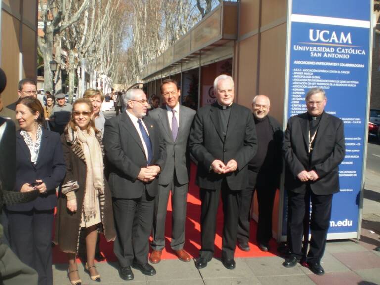 Junto al cardenal Amigo y el obispo Lorca Planes en la inauguración de una Feria del Voluntariado.