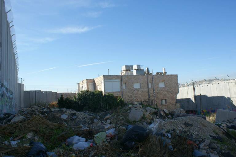 Muro que rodea a Cisjordania, a sus municipios y a viviendas privadas. A.P