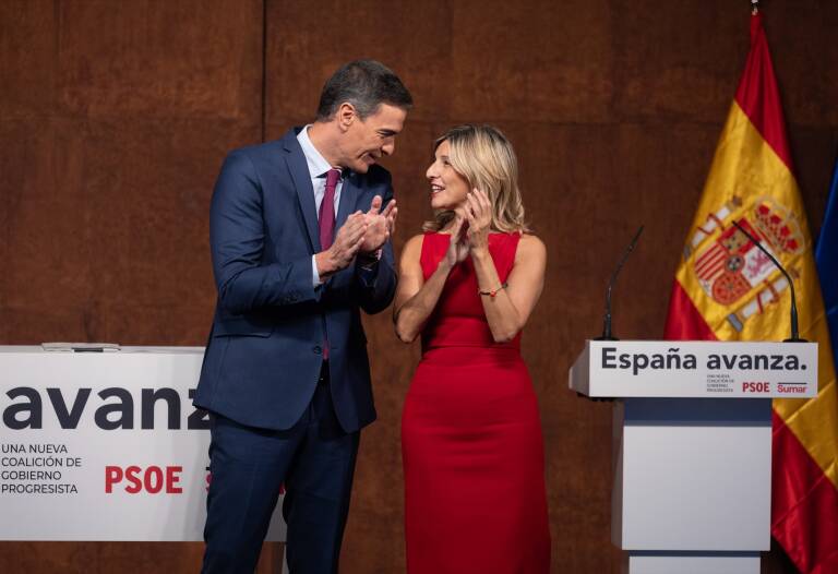 Sánchez y Díaz aplauden tras firmar el acuerdo. Foto: EDUARDO PARRA/EP