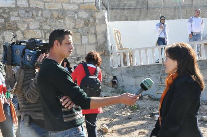Lola Bañón entrevista por una televisión palestina en Jerusalén