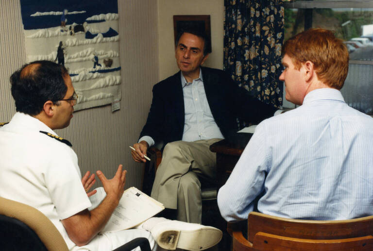 Carl Sagan (en el centro) charla con trabajadores de los CDC, en 1988.