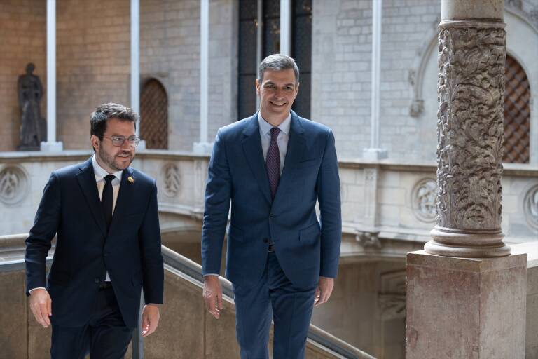 Pedro Sánchez (d) y el president de Cataluña, Pere Aragonès (i). Foto: DAVID ZORRAKINO/EP