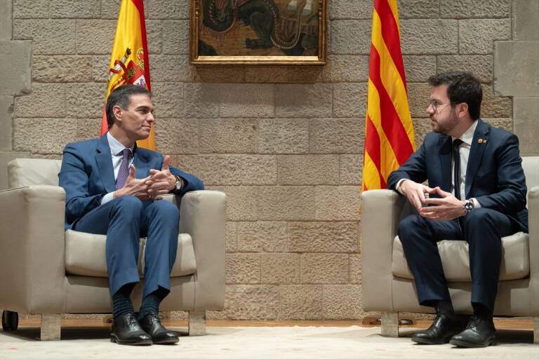 Pedro Sánchez (i) y el president de Cataluña, Pere Aragonès (d). Foto: DAVID ZORRAKINO/EP