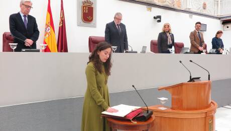 Helena Vidal toma posesión de su escaño en la Asamblea Regional. Foto: A. R. M.