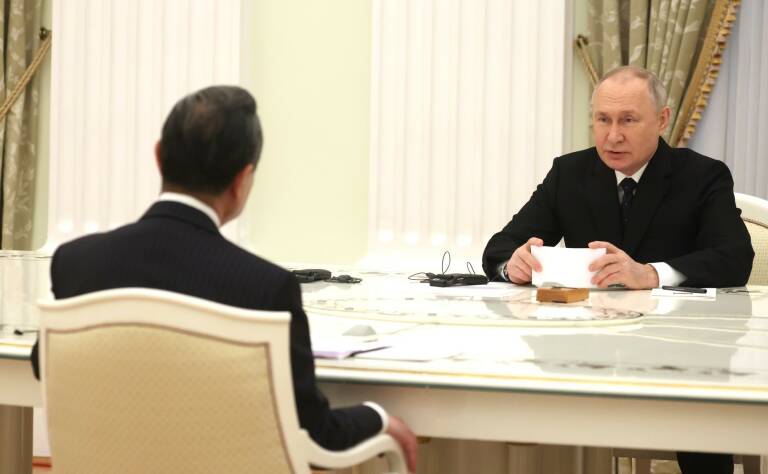Wang Yi y Vladimir Putin. Foto: KREMLIN/DPA