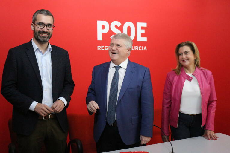  Pepe Vélez junto con Francisco Lucas y Carmina Fernández. Foto: PSRM-PSOE