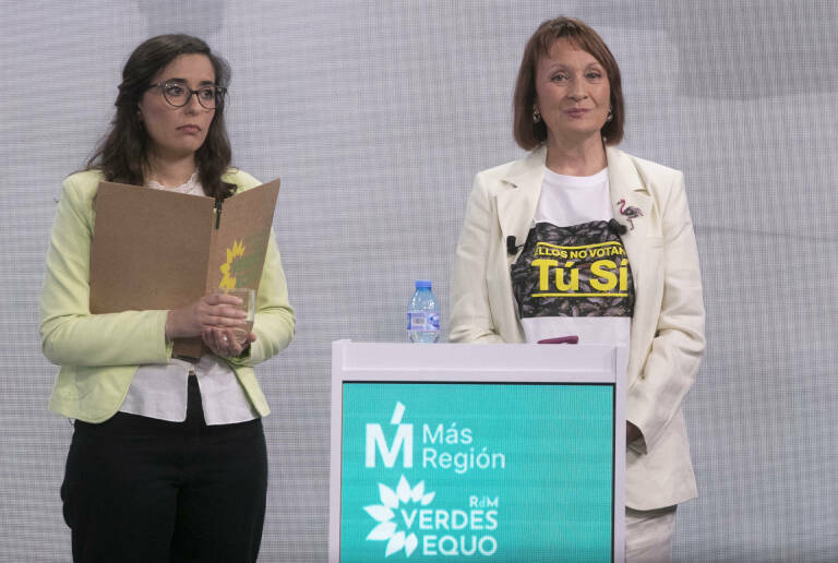 Helena Vidal (Más Región - Verdes Equo) y María Marín (Podemos Izquierda Unida Alianza Verde). Foto. MARCIAL GUILLÉN (EFE) 