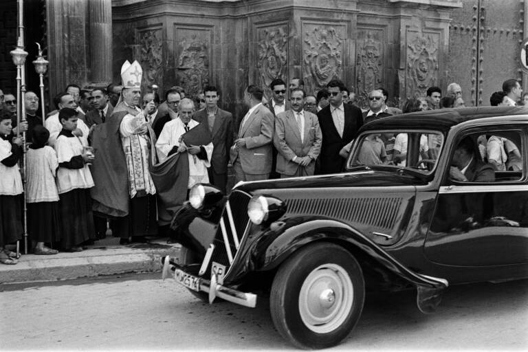 Bendición de vehículos en la puerta de la Catedral con motivo de la festividad de San Cristóbal en 1958