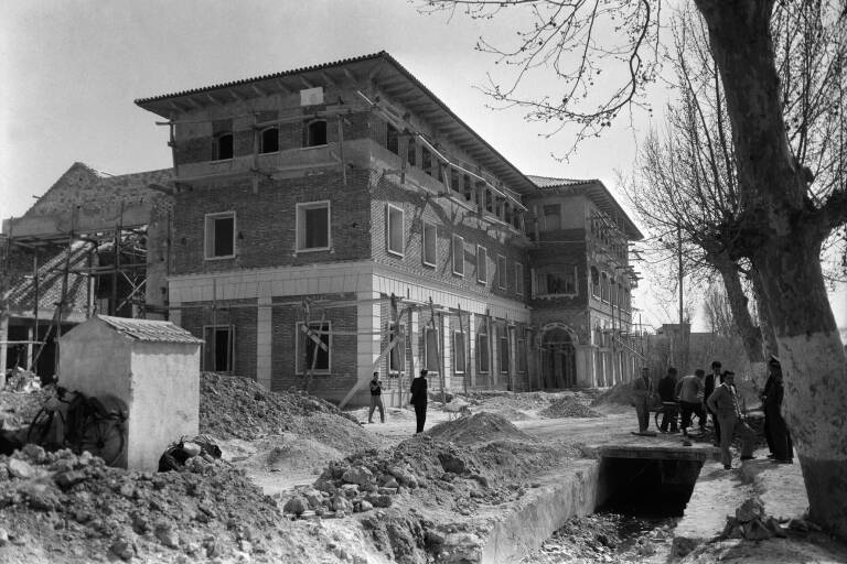 Reforma del edificio de la Lonja para la construcción del Hotel Residencia Castilla. 1956