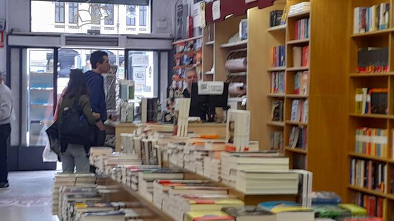 Clientes en la librería Soriano, en València.
