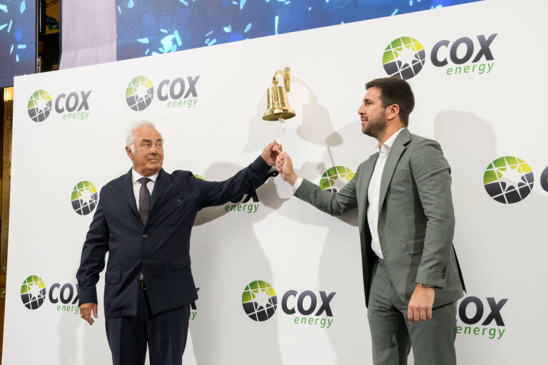  Alberto Zardoya, dueño de cerca del 5% de Cox Energy, acompaña a Enrique Riquelme en el toque de campana