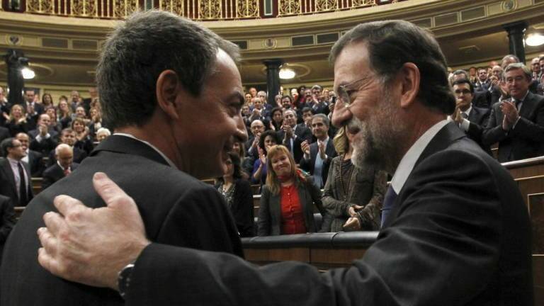 José Luis Rodríguez Zapatero y Mariano Rajoy se saludan en el Congreso. Foto: EFE