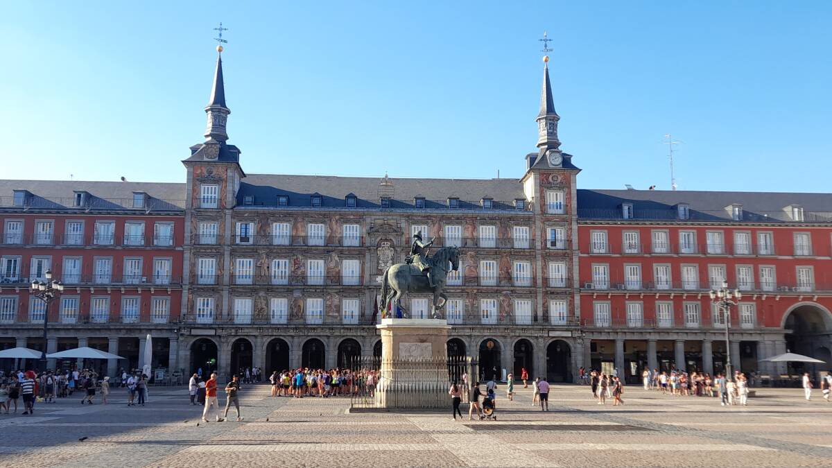 La plaza Mayor de Madrid, a media tarde, este verano.