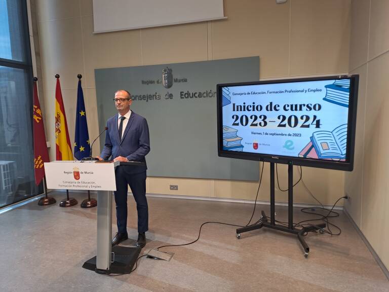 El consejero en funciones de Educación, Formación Profesional y Empleo, Víctor Marín, presentó las novedades del inicio de curso