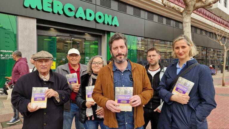  Un piquete informativo, con miembros de Podemos (en primera fila, el diputado Víctor Egío), en un supermercado. Foto: PODEMOS