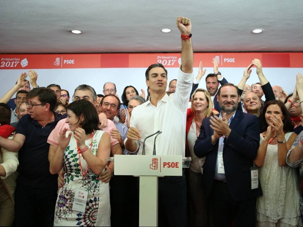 Otros tiempos. Sánchez, tras ganar las primarias de 2017 con Ábalos a su lado. Foto: EP