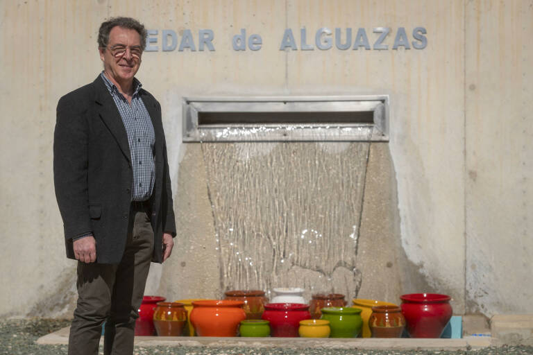  El director de la Entidad de Saneamiento y Depuración de Murcia (ESAMUR), Pedro Simón, posa junto a la fuente de agua depurada de la Estación Depuradora de Aguas Residuales (EDAR) de Alguaza. Foto: MARCIAL GUILLÉN  (Efe)