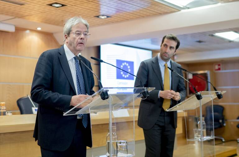 Carlos Cuerpo (d) y el comisario europeo de Economía, Paolo Gentiloni (i). Foto: ALBERTO ORTEGA/EP