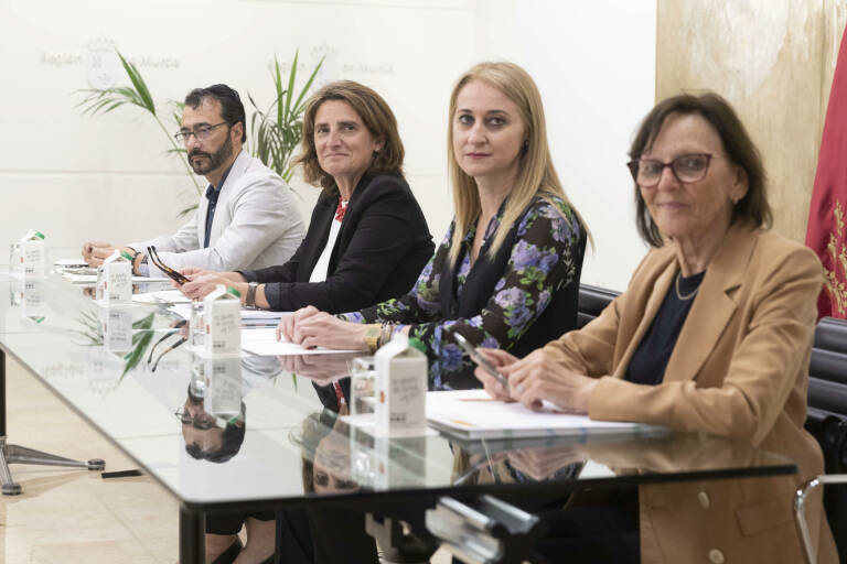 Teresa Ribera junto con la delegada del Gobierno en Murcia, Mariola Guevara (2d) y la comisionada para la Digitalización del Ciclo del Agua y la Restauración de Humedales Paca Baraza (d), entre otros. Foto: MARCIAL GUILLÉN (EFE)