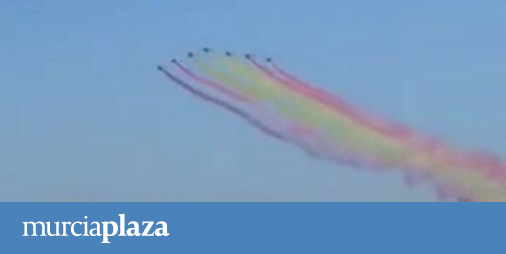 Dibujó la Patrulla Águila la bandera republicana en el desfile del Día de  la Hispanidad? - Murciaplaza